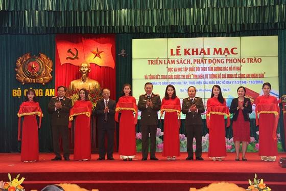 Bộ trưởng Tô Lâm cùng các đại biểu cắt băng khai mạc Triển lãm sách.