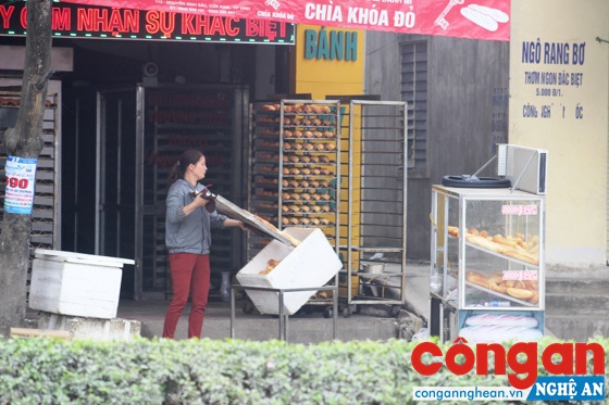 Bánh mì sau khi ra lò được để trong khay thiếu nắp che đậy