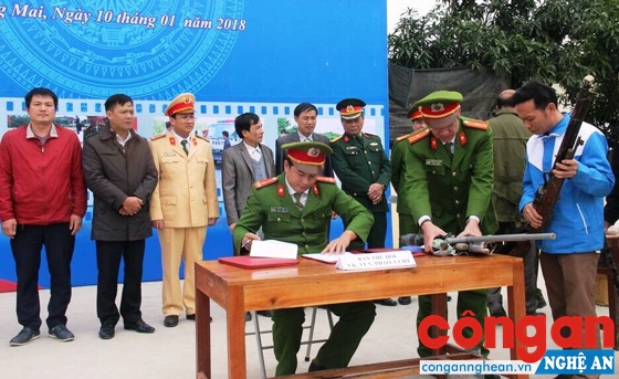 Công an TX Hoàng Mai phối hợp với các ngành liên quan tổ chức vận động quần chúng nhân dân giao nộp vũ khí, vật liệu nổ