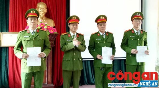 Các tập thể và cá nhân được khen thưởng