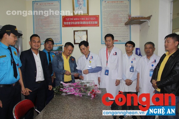 Đoàn trao các bó hoa hồng, suất quà cho đại diện Khoa cho các bệnh nhân đang bị cách ly, điều trị đặc biệt