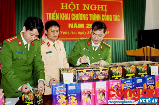 Thời gian qua, Công an Nghệ An đã đạt nhiều thành tích, lập nên những chiến công xuất sắc trong phòng, chống tội phạm (Trong ảnh: Các lực lượng nghiệp vụ kiểm tra tang vật pháo bị thu giữ)