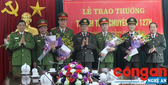 Lãnh đạo Công an tỉnh tặng hoa chúc mừng thành tích của Phòng Cảnh sát Hình sự, các đơn vị nghiệp vụ và Công an địa phương trong việc điều tra làm rõ các đối tượng dùng mìn phá cây ATM