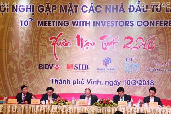 Thủ tướng Chính phủ Nguyễn Xuân Phúc, Phó Thủ tướng Vương Đình Huệ và các đồng chí Nguyễn Xuân Sơn- Phó Bí thư Thường trực Tỉnh ủy, Nguyễn Xuân Đường- Chủ tịch UBND tỉnh đồng chủ trì hội nghị