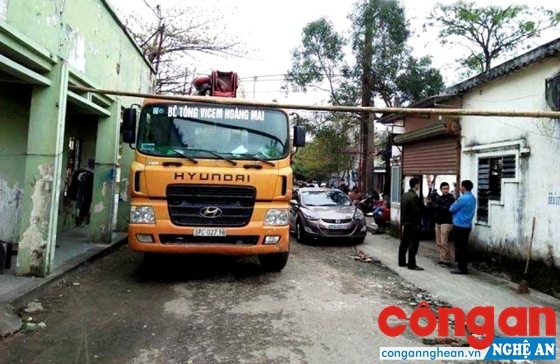 Người dân dùng sào tre ngăn không cho phương tiện vào công trình vì quá trình thi công làm ảnh hưởng đến cuộc sống khu dân cư