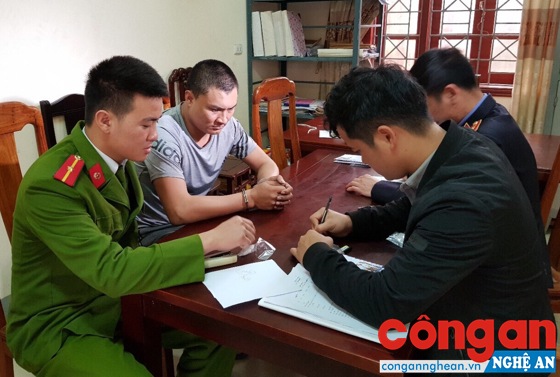 Công an huyện Diễn Châu lấy lời khai của các đối tượng