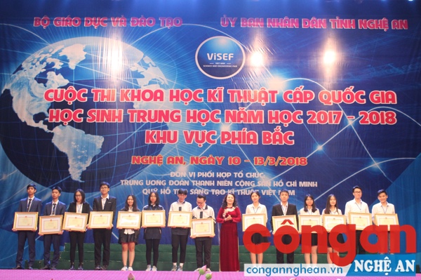 Thứ trưởng Bộ GD & ĐT Nguyễn Thị Nghĩa trao thưởng cho các dự án đạt giải Nhất