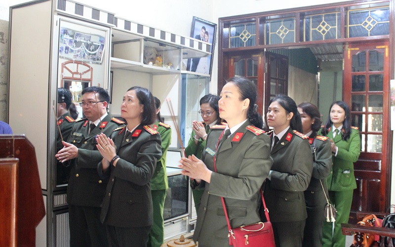 Thắp hương tưởng nhớ các liệt sĩ đã hi sinh xương máu vì độc lập tự do của Tổ quốc