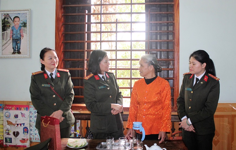Đoàn đại biểu thăm hỏi tặng quà cho thân nhân liệt sĩ Trần Văn Bá