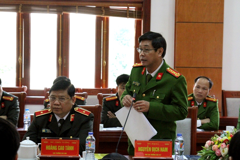 Đại diện các cục nghiệp vụ của Bộ Công an phát biểu về công tác phối hợp đáu tranh phòng chống TNXH với Công an Nghệ An trong thời gian tới.