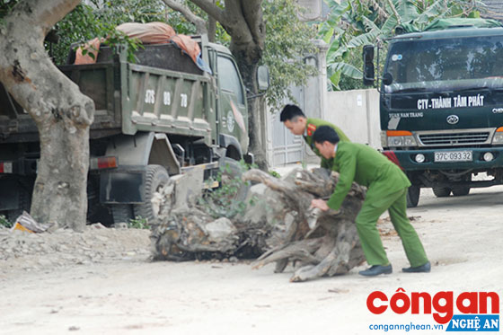Lực lượng Công an vừa tuyên truyền vừa giải tỏa vật cản trên đường
