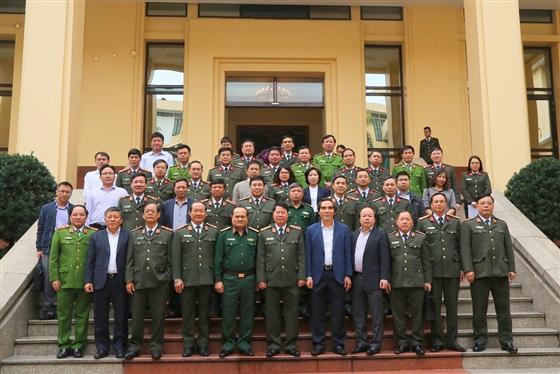 Thứ trưởng Bùi Văn Nam và các đại biểu dự phiên họp.