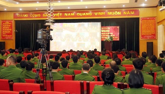 Cán bộ, đảng viên, chiến sỹ lắng nghe các báo cáo viên truyền đạt tại Hội nghị.