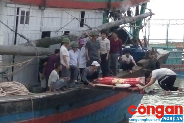 Các thuyền viên trên tàu NA 90375 TS đưa thi thể nạn nhân lên bờ