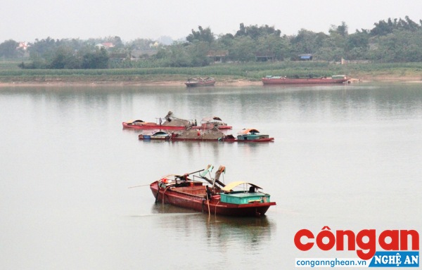 Hoạt động khai thác cát, sỏi cạnh chân cầu Yên Xuân (Ảnh chụp ngày 15/3/2018)