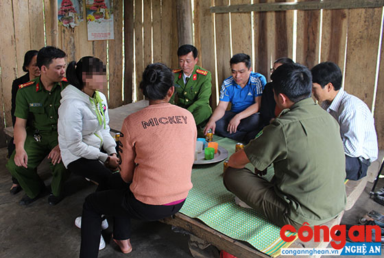 Bà con xóm bản đến chung vui với gia đình H. sau khi cô trở về
