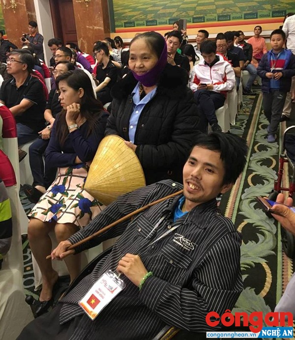 Hình ảnh người mẹ cầm chiếc nón lá đồng hành cùng con tật nguyền tại giải cờ vua Quốc tế HDBank 2018 khiến nhiều người xúc động