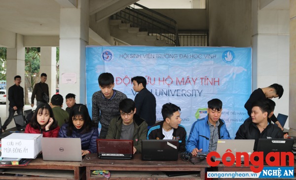 Một buổi “khám và điều trị” máy tính cho các bạn sinh viên của Đội Cứu hộ máy tính Uni, Trường ĐH Vinh