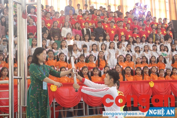 Bà Nguyễn Thị Kim Chi, Giám đốc Sở GD & ĐT Nghệ An thực hiện nghi thức đốt đuốc