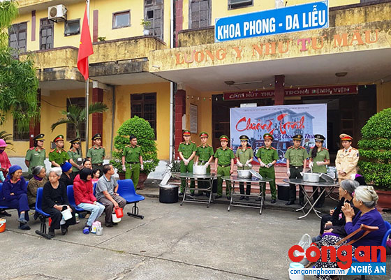 Đoàn viên, hội viên Công an TX Hoàng Mai chuẩn bị những bát cháo yêu thương cho bệnh nhân