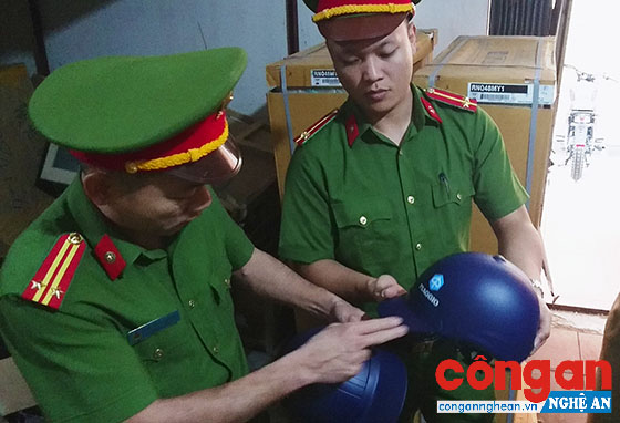 Đội Cảnh sát Kinh tế kiểm tra số hàng hóa vi phạm