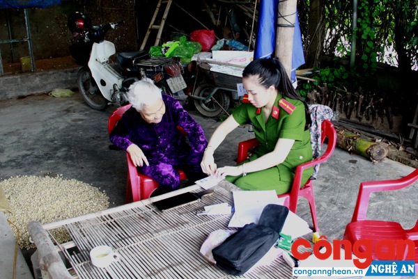 Cán bộ Đội Cảnh sát QLHC về TTXH Công an TP Vinh tổ chức làm thủ tục cấp CMND tại nhà cho các cụ già neo đơn