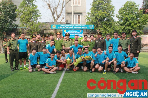 Chụp ảnh lưu niệm với đội vô địch