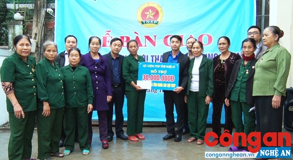 Ban chỉ huy lực lượng TNXP tỉnh bàn giao công trình sửa chữa nhà tình nghĩa cho cựu TNXP TX Cửa Lò