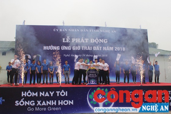 Các đại biểu nhấn nút khởi động hưởng ứng Chiến dịch Giờ Trái đất 2018. 