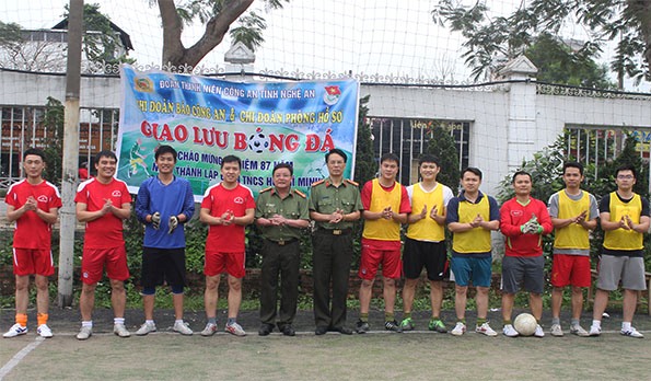 Đại diện lãnh đạo 2 đơn vị chụp ảnh lưu niệm cùng các CBCS