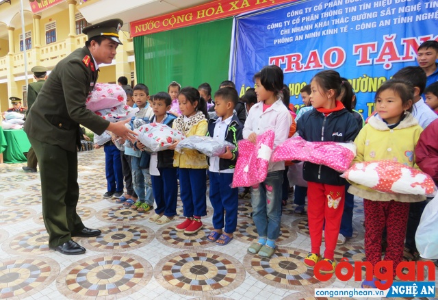 Đoàn viên thanh niên Công an tỉnh thường xuyên tham gia hoạt động thiện nguyện, tặng quà cho học sinh, gia đình có hoàn cảnh khó khăn