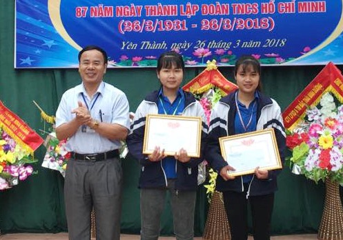 2 nữ sinh Dương Thị Bình và Nguyễn Thị Vân được biểu dương vì trả lại của rơi cho người đánh mất