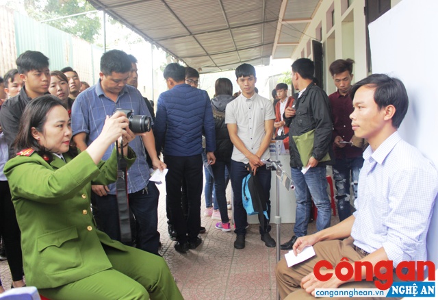 Cán bộ Phòng Cảnh sát QLHC về TTXH tăng cường, nỗ lực làm CMND thuận lợi, nhanh chóng cho người dân