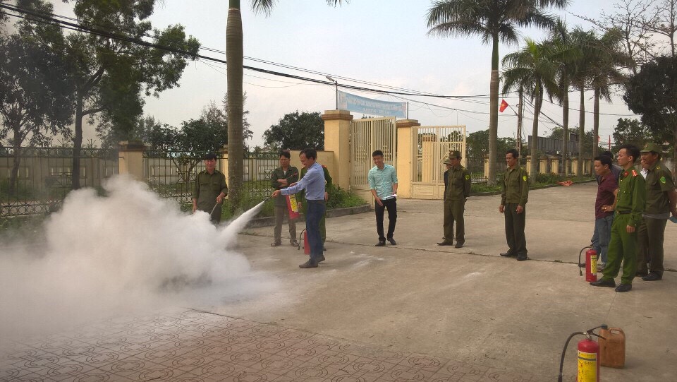 Các học viên xử lý tình huống khi có sự cố cháy nổ xảy ra.