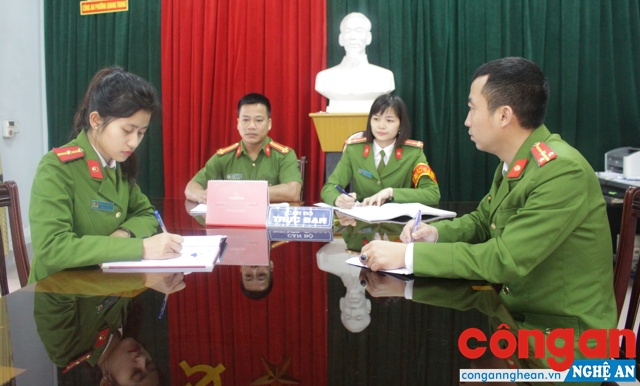 Chỉ huy, CBCS Công an phường trao đổi kế hoạch đảm bảo ANTT trên địa bàn