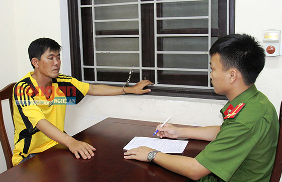 Cán bộ Phòng Cảnh sát Hình sự lấy lời khai của đối tượng trong 1 vụ án