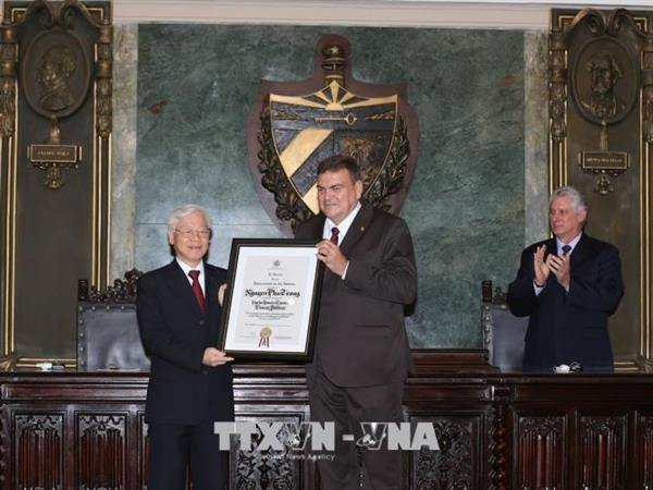 Hiệu trưởng Đại học Tổng hợp La Habana trao bằng Tiến sĩ Danh dự ngành Khoa học Chính trị cho Tổng Bí thư Nguyễn Phú Trọng.