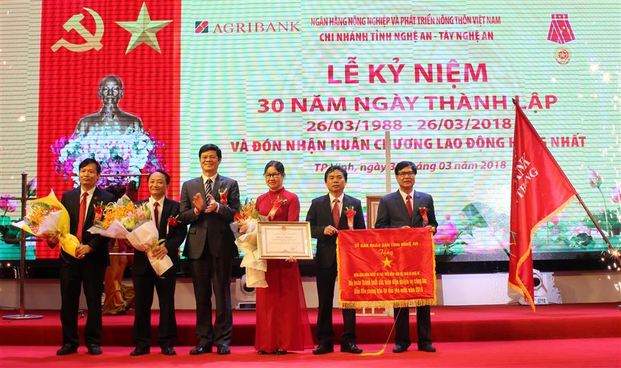 Đồng chí Lê Xuân Đại, UV Ban thường vụ tỉnh ủy, Phó chủ tịch Thường trực UBND tỉnh trao Bằng khen cho Ngân hàng AGRIBANK chi nhánh Nghệ An