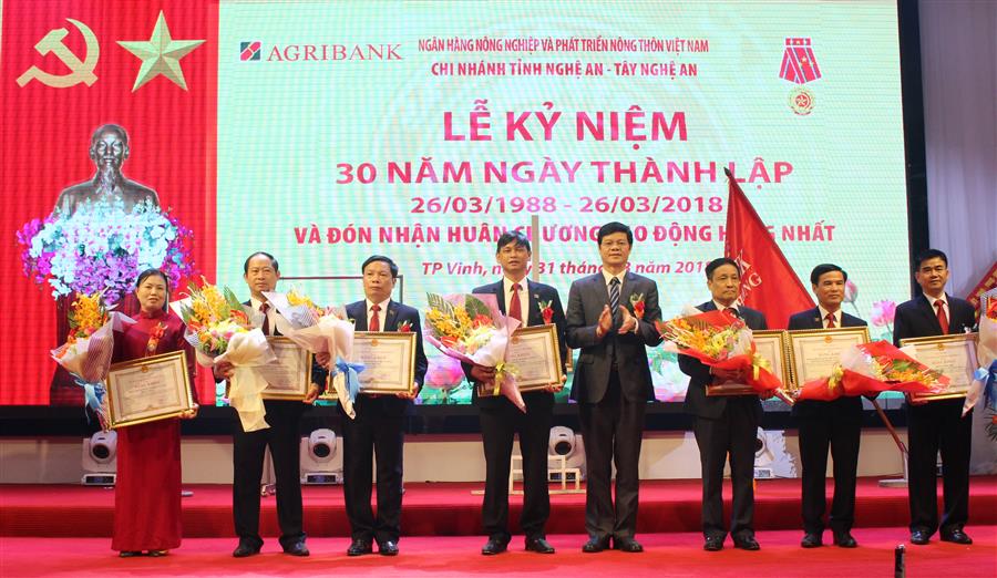 Trao Bằng khen cho các tập thể có thành tích xuất sắc