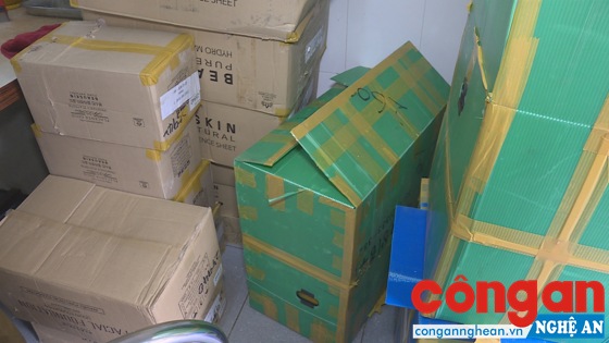 Số lượng lớn các thùng hàng được tạm giữ