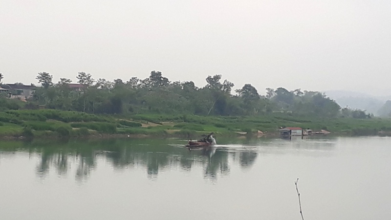 Tàu cát thường đi hút cát, sỏi di động trên sông Lam, sau đó đưa về tập kết tại bãi của ông Ất trước khi bán ra thị trường.