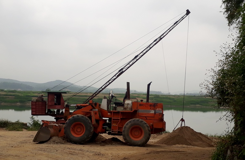 Theo Phòng Tài nguyên Môi trường huyện Anh Sơn, bến cát này đang được ông Ất làm hồ sơ xin cấp phép nên khó khăn trong việc xử lý.
