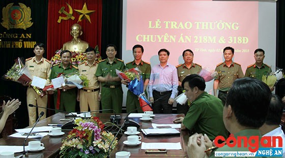 Đồng chí Đại tá Nguyễn Mạnh Hùng, Phó Giám đốc Công an tỉnh và đồng chí Nguyễn Hoài An, Phó Bí thư Thành ủy, Chủ tịch UBND TP Vinh chúc mừng và trao thưởng cho 2 Ban chuyên án.