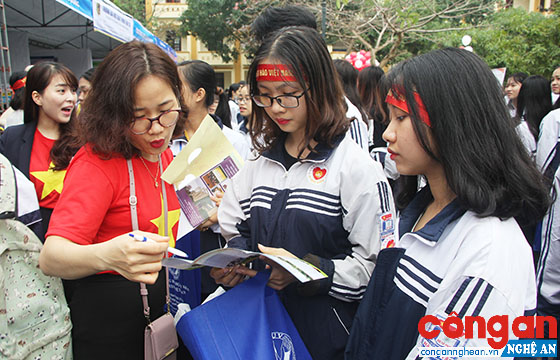 Học sinh THPT tìm hiểu thông tin du học tại chương trình hướng nghiệp