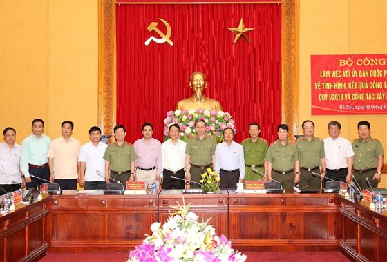 Các đại biểu tham dự buổi làm việc.