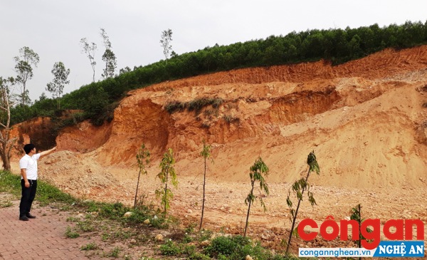 Một góc quả đồi bên cạnh Quốc lộ 15A bị đào bới nham nhở