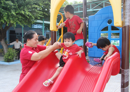 Trẻ em đang được nuôi dưỡng ở Trung tâm Công tác xã hội tỉnh chơi cầu trượt tại khu vui chơi do Công ty TNHH MTV Thép Miền Nam tài trợ. 