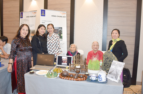 Bà Lê Thị Nga (bìa trái) với dự án “Làng hạnh phúc” tại Cuộc thi “Khởi nghiệp đổi mới sáng tạo tỉnh BR-VT năm 2017”.  