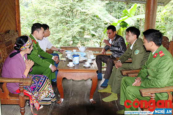 Công an huyện Thanh Chương thường xuyên phối hợp với Ban Công an xã, thị trấn tăng cường bám địa bàn, nắm tình hình, giải quyết các vụ việc ngay từ cơ sở