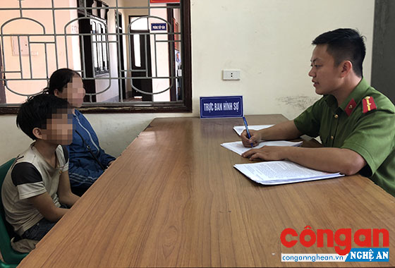 Cán bộ Công an phường lấy lời khai của 1 đối tượng trộm tài sản dưới sự giám hộ của người đại diện